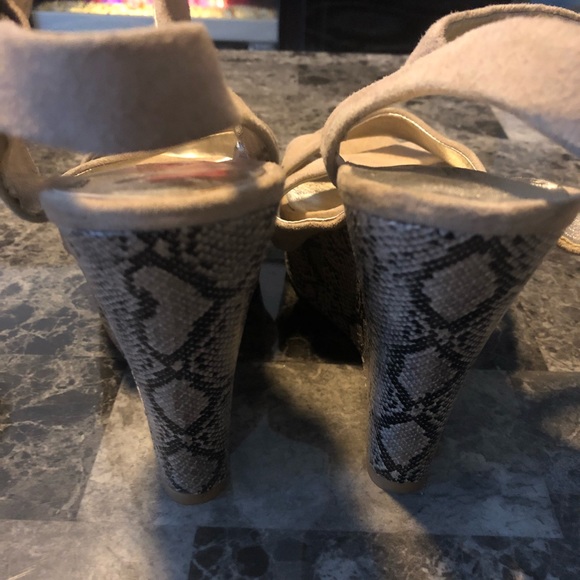 Jeffrey Tyler Wedges - Picture 3 of 4